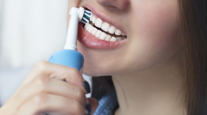 الضغط الكبير بالفرشاه على الأسنان عند غسلها