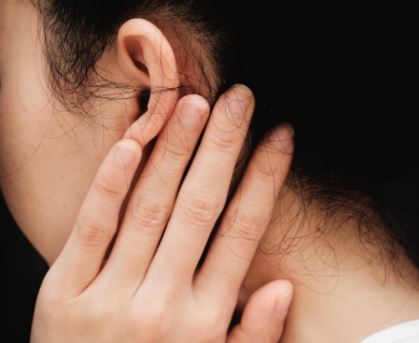 خلف الاذنين