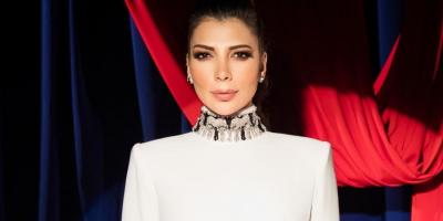 أصالة نصري على خشبة المسرح مع أبنائها في مصر