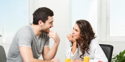 علامات  تدّل على أن الشخص أمامك معجب بك!