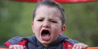 نصائح فعالة تساعدك على التعامل مع طفلك الغاضب.. تعرفي عليها