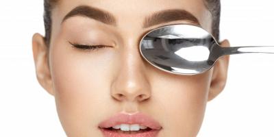 إليك سبب الاحتفاظ بملعقة في حقيبة مكياجك!