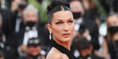 بعد تضامنها مع الحجاب والمسلمات في الهند.. بيلا حديد عارية في احدث صورها