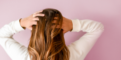 تعرفي على كيفية التفريق بين قشرة الرأس والصدفية