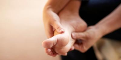 7 طرق تساعد على التخلص سريعًا من حالة التنميل في قدميك