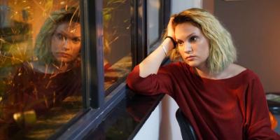 فرح زينب عبدالله ترقص بغرابة في حفل افتتاح