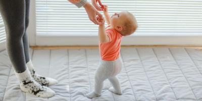 طرق لمساعدة طفلك على البدء في المشي وحده