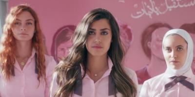 نجمة مسلسل مدرسة الروابي نور طاهر تتألق بالاسود على السجادة الحمراء