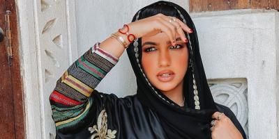 نجلاء الودعاني إلى جانب عريسها في الظهور الأول لهما.. وخاتم زواجها يخطف الانظار