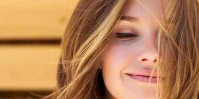 نصائح خبراء التجميل لأفضل منتجات نمو الشعر والأظافر والحواجب