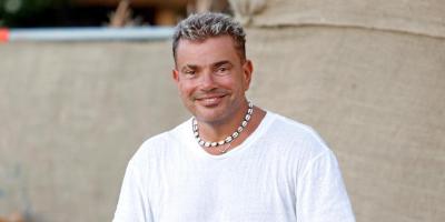 عمرو دياب يتزيَّن بالأقراط ويثير الكثير من الجدل في لبنان