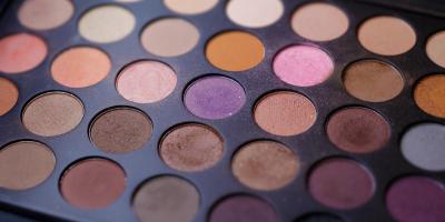 من الكريمي إلى البودرة.. للآيشادو عدة أنواع تعرفي عليها وكيفية استخدامها 