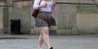 أفكار مختلفة من الأزياء تساعدك على إخفاء البطن الممتلئة