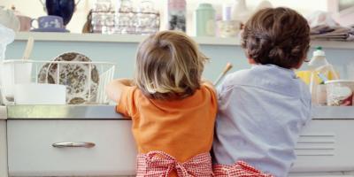 كيف تعلمين طفلك المشاركة في مهام المنزل؟