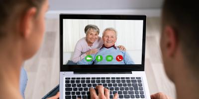 5 نصائح للتواصل عن بُعد مع شخص عزيز على قلبك ومصاب بمرض الزهايمر