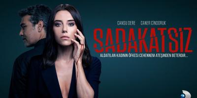 قيس الشيخ نجيب يتوسط سلافة معمار ومرام علي من كواليس النسخة المعربة من