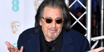 ‪ بالصور: سقوط آل باتشينو أرضًا في حفل البافتا.. والسبب مجهول!‬