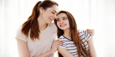 كيف تعدين ابنتك لأول دورة شهرية تمر بها؟