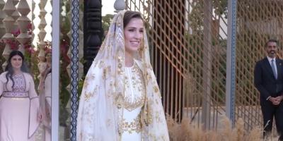 ما هو بيت الشعر الذي نقش على فستان رجوة آل سيف.. وتفاصيل إطلالتها