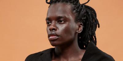 شاهدي أغرب إطلالات السعودي زياد المسفر.. آخرها تنورة نسائية