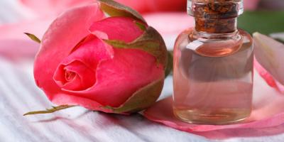 استخدامات ماء الورد وفوائده الصحية للشعر..تعرفي عليها