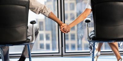 أبراج تضع العمل قبل الحب في حياتها