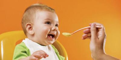 متى وكيف تبدئين إطعام طفلك أطعمة صلبة؟