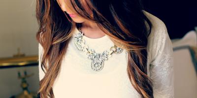 إكسسوارات لا غنى عنها للمرأة الخمسينية