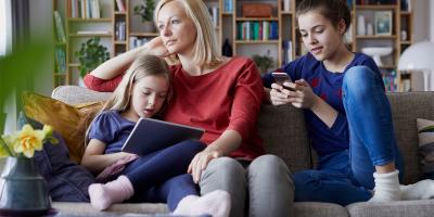 عبارات تفسدي بها العلاقة بين ابنائك.. لا تستخدميها