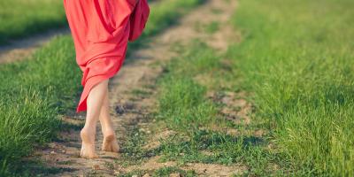 ما هي الفوائد الصحية للمشي حافية القدمين؟