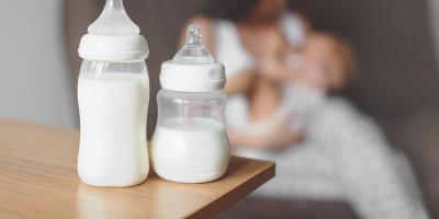 لماذا يتغير لون حليب الأم ومتى تحتاج لطبيب؟
