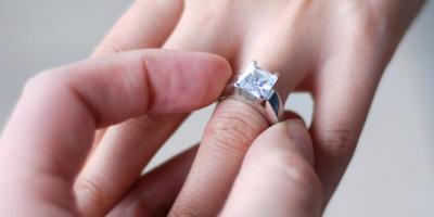 5 طرق لنزع الخاتم من الإصبع المتورم