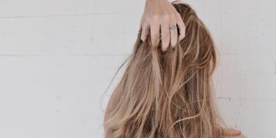 من الأفوكادو إلى الموز .. 10 وصفات من المنزل للشعر الجاف والباهت