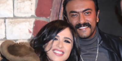 أحمد العوضي يوضح حقيقة انفصاله عن ياسمين عبد العزيز ويتغزل بها 