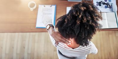 ما هو انحراف العمود الفقري وكيف يتم علاجه؟