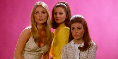 صيحات ملابس من الستينات ما زالت تلقى رواجًا في عالم الأزياء حتى الآن