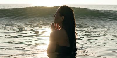 فوائد السباحة للحامل والأطفال.. تعرفي عليها