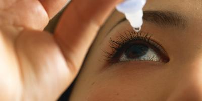 طرق  التخلّص من الأشياء العالقة في عينيك 