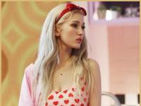 سومي SOMI: جيون سو-مي هي مغنية كندية كورية، انضمت للعديد من الفرق الموسيقية منها I.O.I و Girls Next Door و Unnies. وهي مازلت عضوة في Girls Next Door.