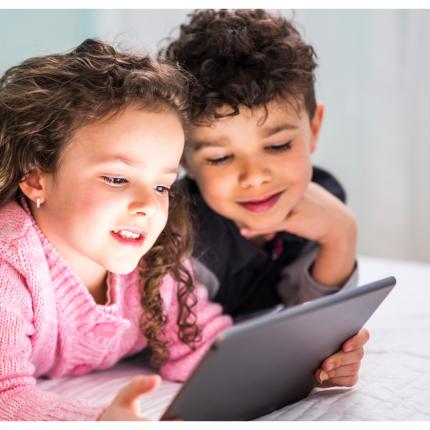 أطفال يستخدمون الانترنت