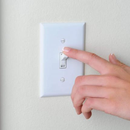 عادات منزلية خاطئة يجب الانتباه لها حتى لا تكون قيمة فاتورة الكهرباء مرتفعة!