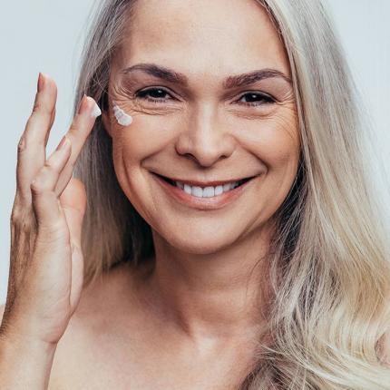 أزيلي علامات الشيخوخة من بشرتك