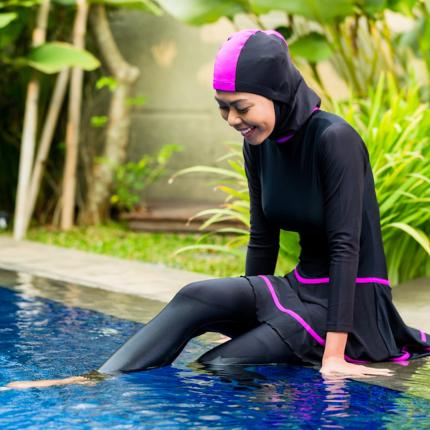 إليكِ 5 أفكار مميزة وعصرية لارتداء البوركينى للمحجبات لهذا الصيف