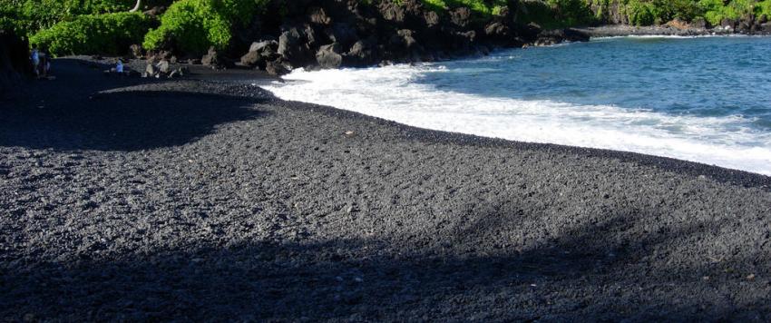 ما هو الرمل الأسود؟ ومن ماذا يتكون وما الذي يجعله يظهر بهذا اللون؟