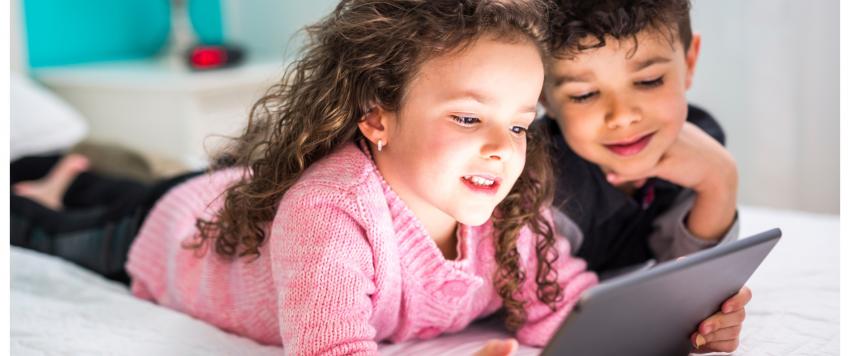 أطفال يستخدمون الانترنت