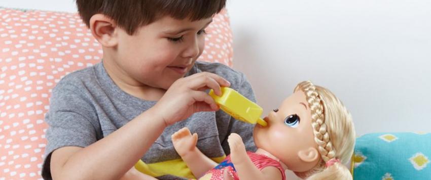 اللعب بالدمى