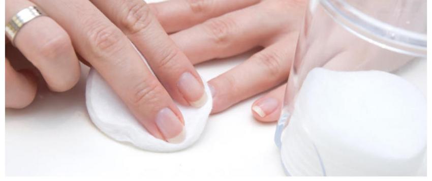 إزالة طلاء الاظافر