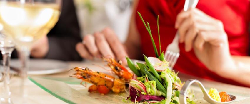 خلال جائحة كورونا.. 5 أشياء يجب مراعاتها عند تناول الطعام في الخارج