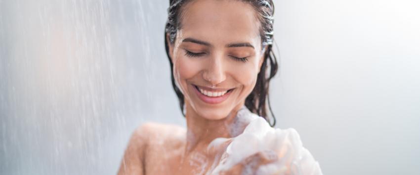 فرك الفوطة أو المنشفة بقوة على البشرة ليس الطريقة المناسبة لتجفيف الجسم