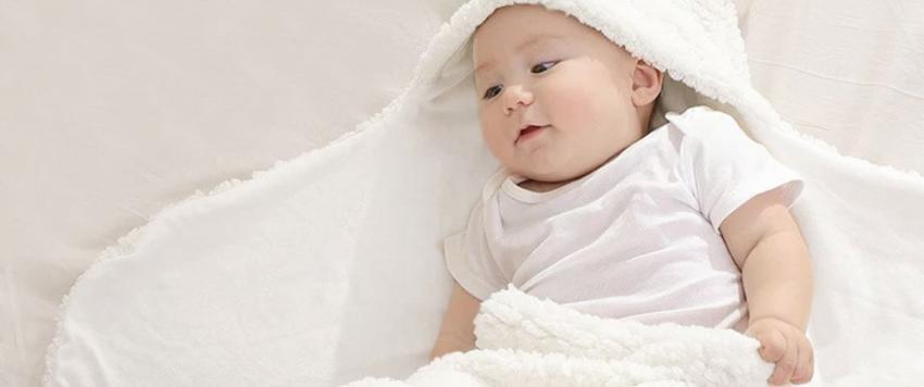 طفل حديث الولادة